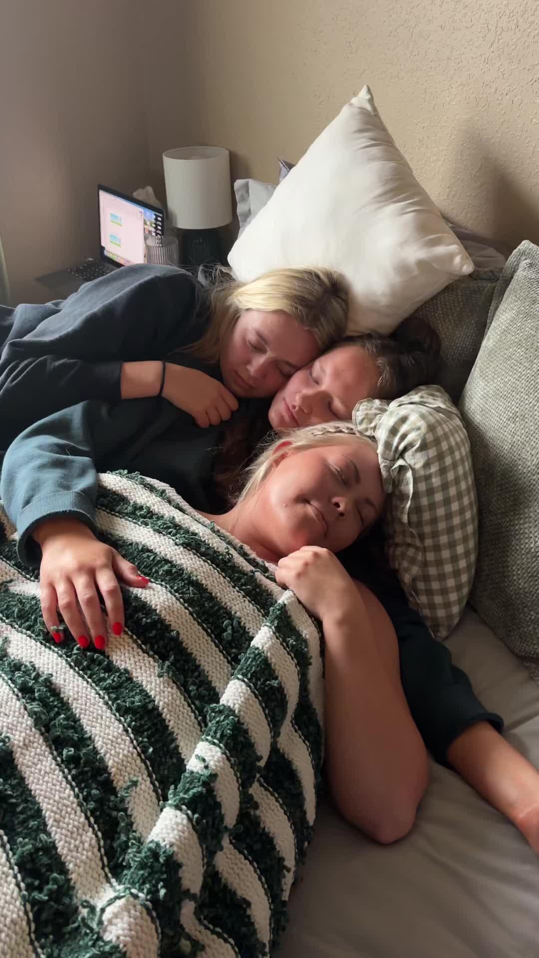 @😋