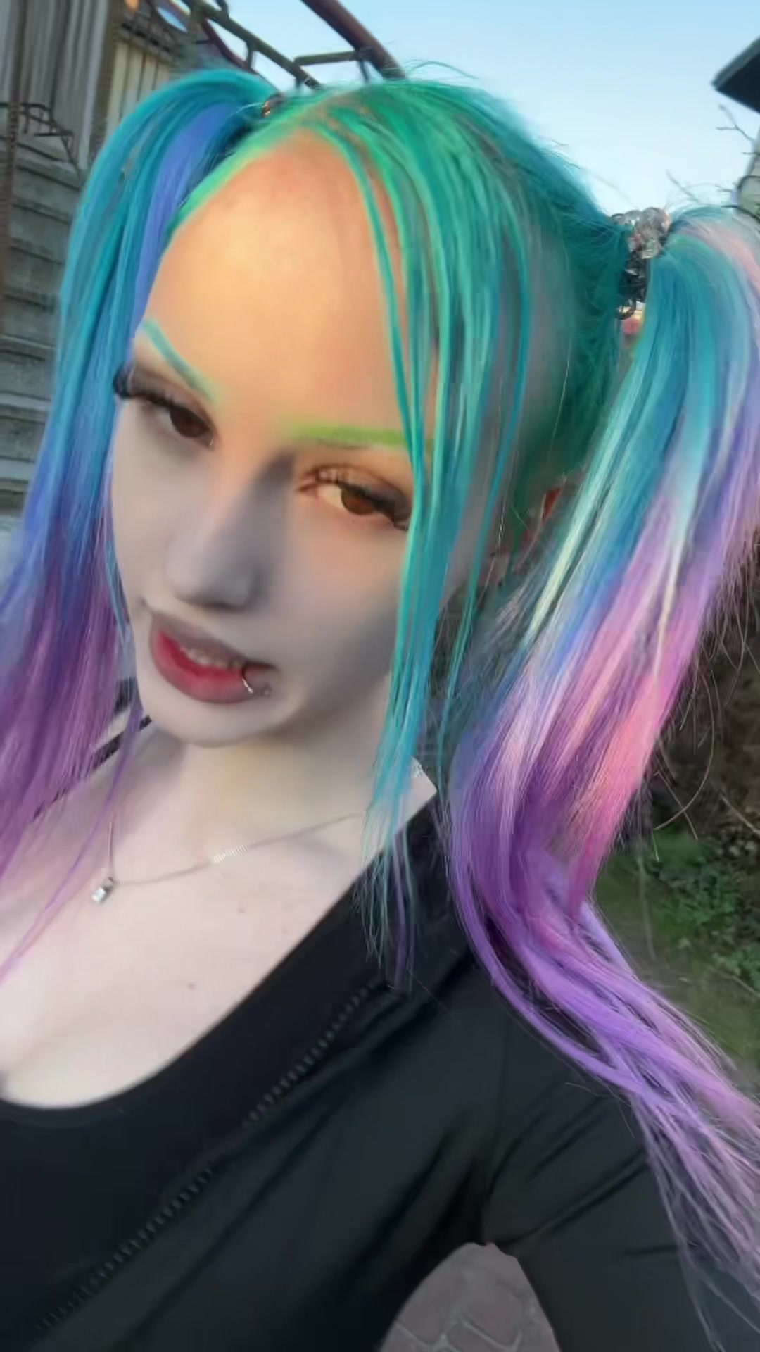 @🙎🏼&zwj;♀️