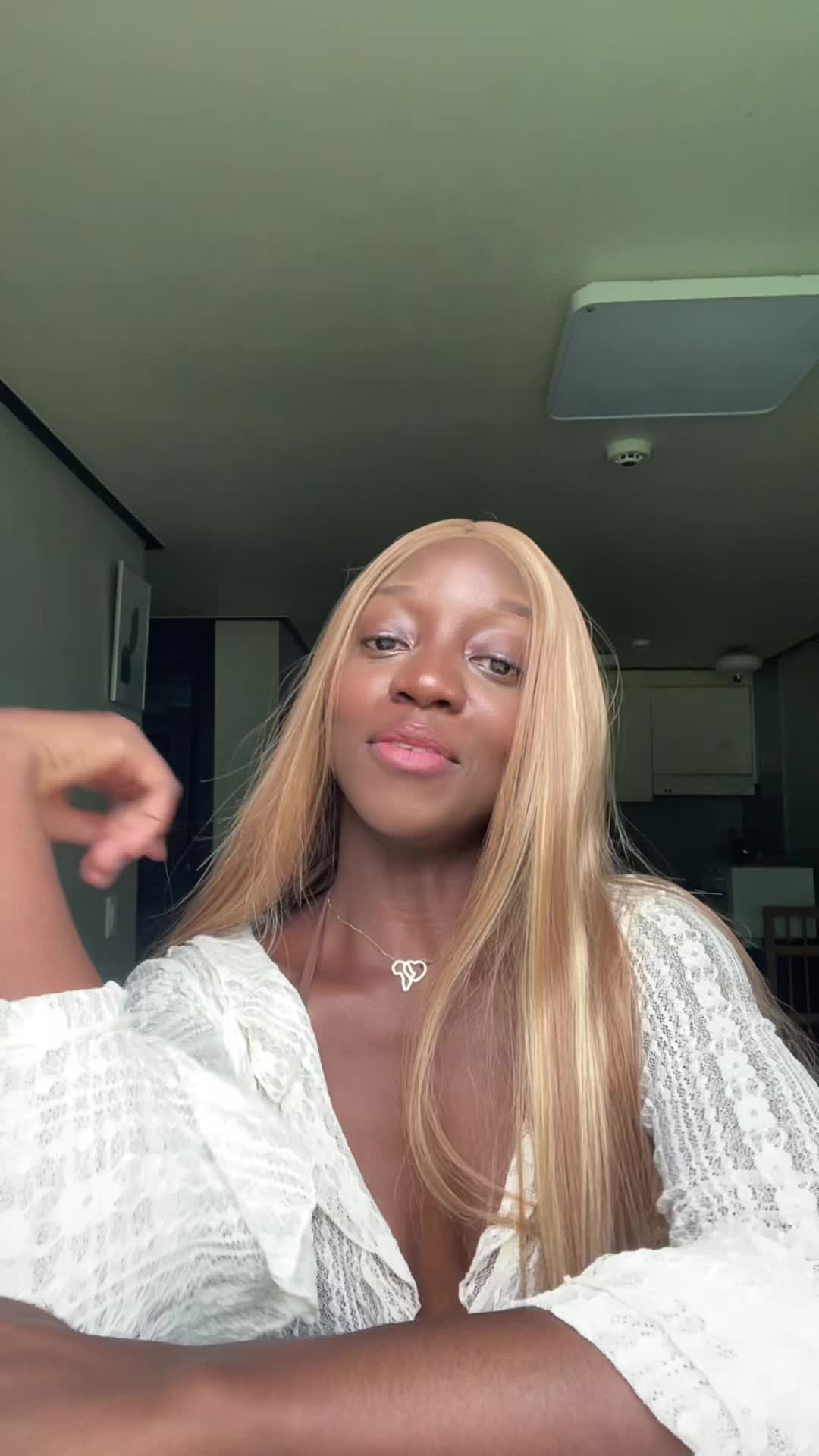 @ÉMILIE MIKOUATA 🦋🇬🇦🇰🇷