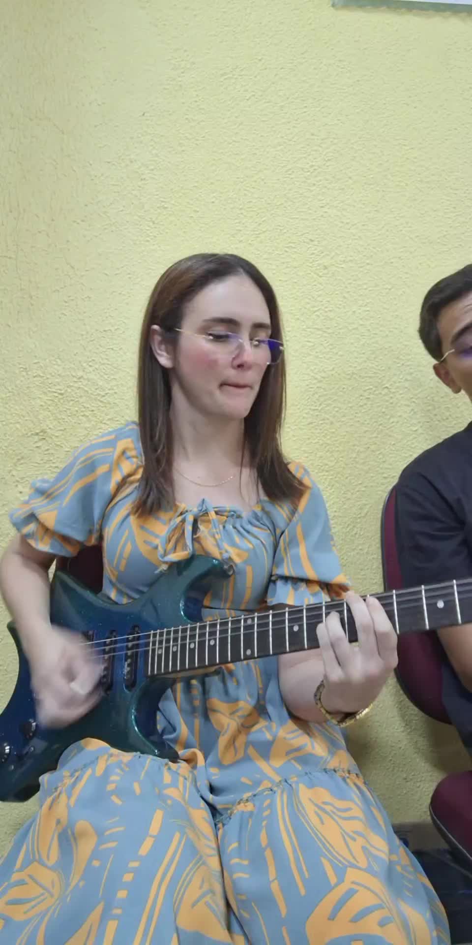 @Tocando Guitarra com Lays