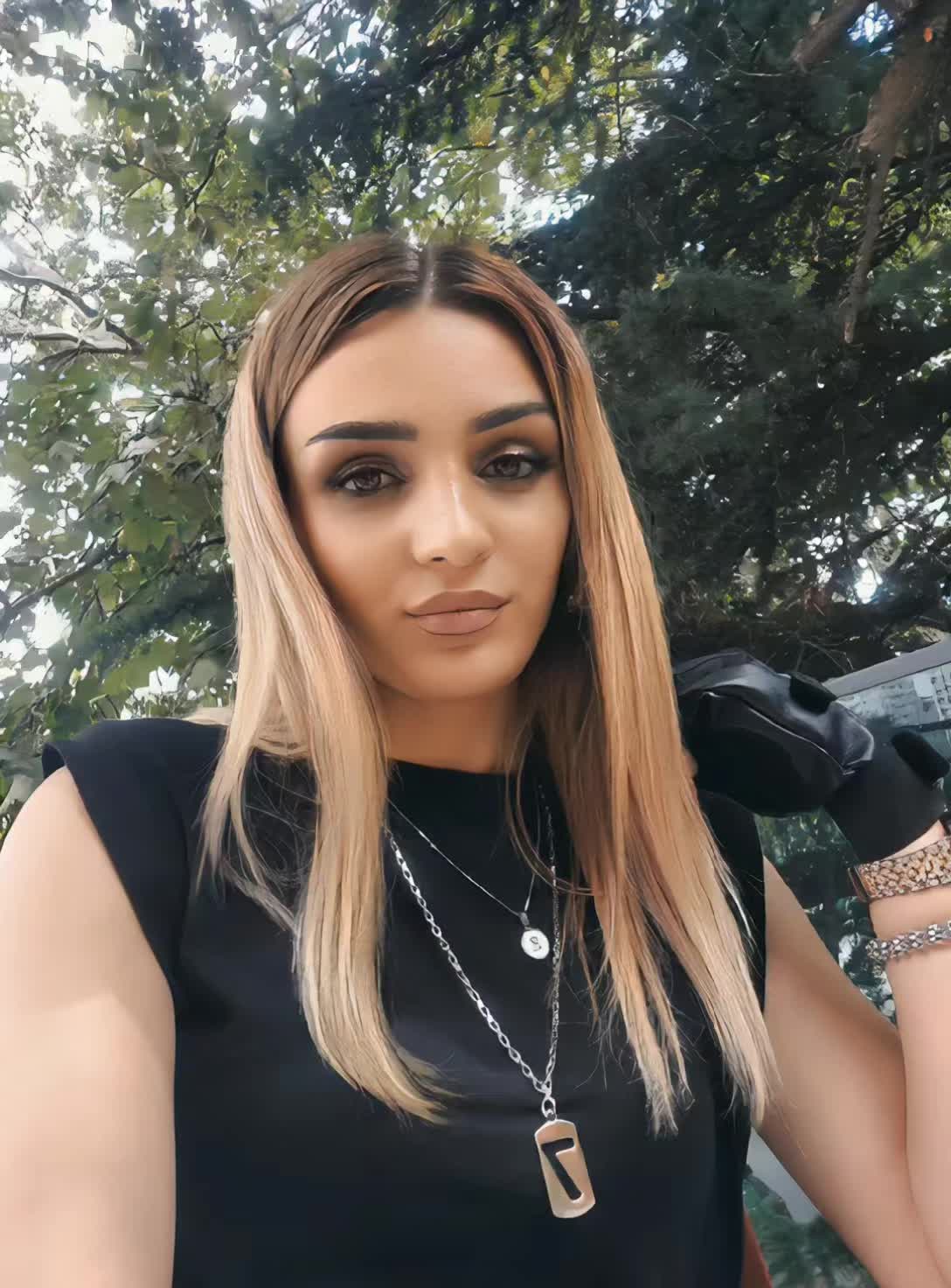 @ნინი