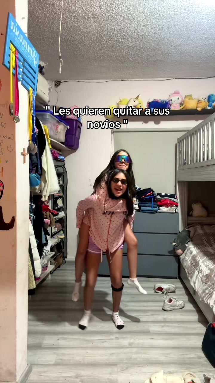 @👯&zwj;♀️👐🏽