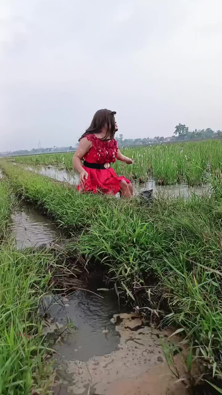 @manda si artis nyebur sawah