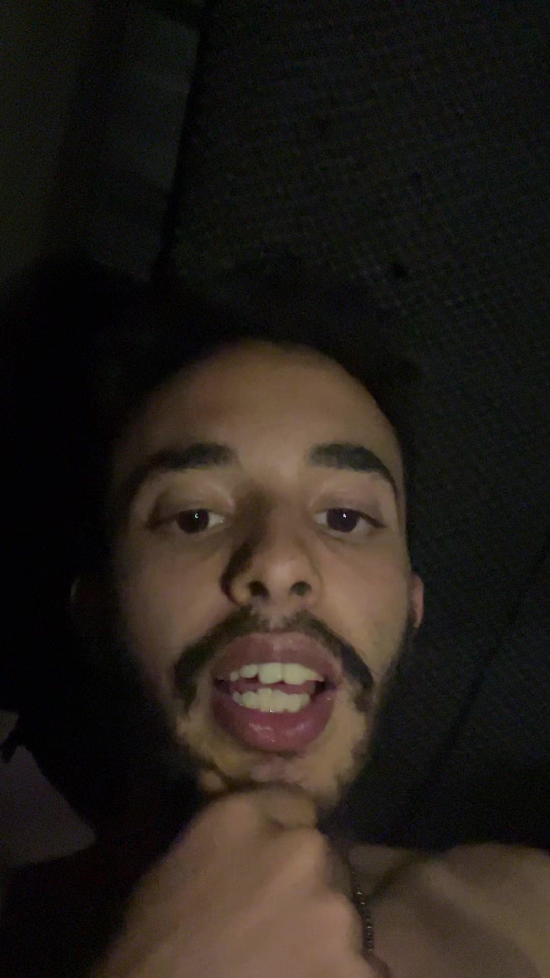 @•