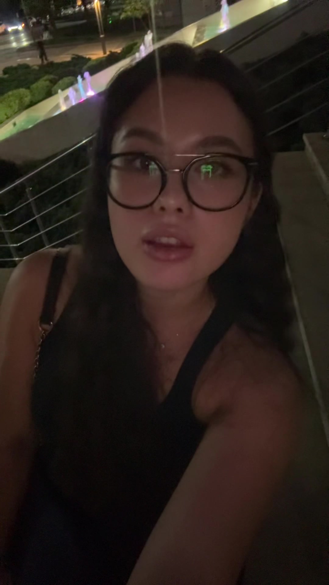 @•