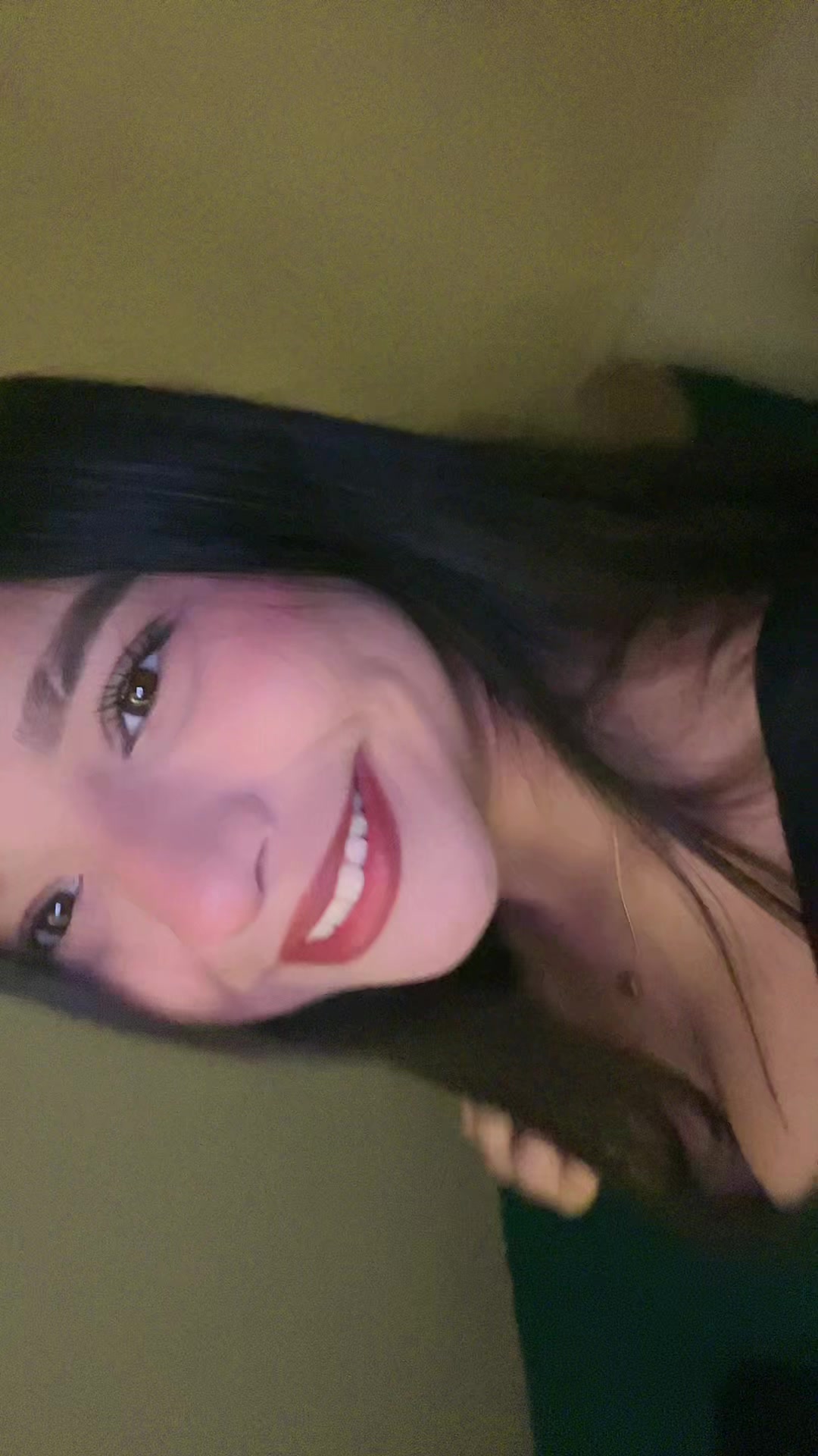 @>|<