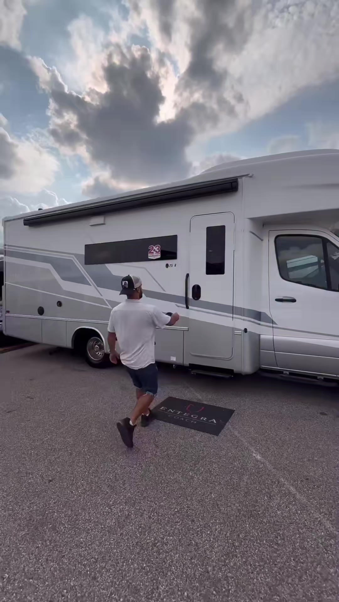 @Caravan & RV World 🚐