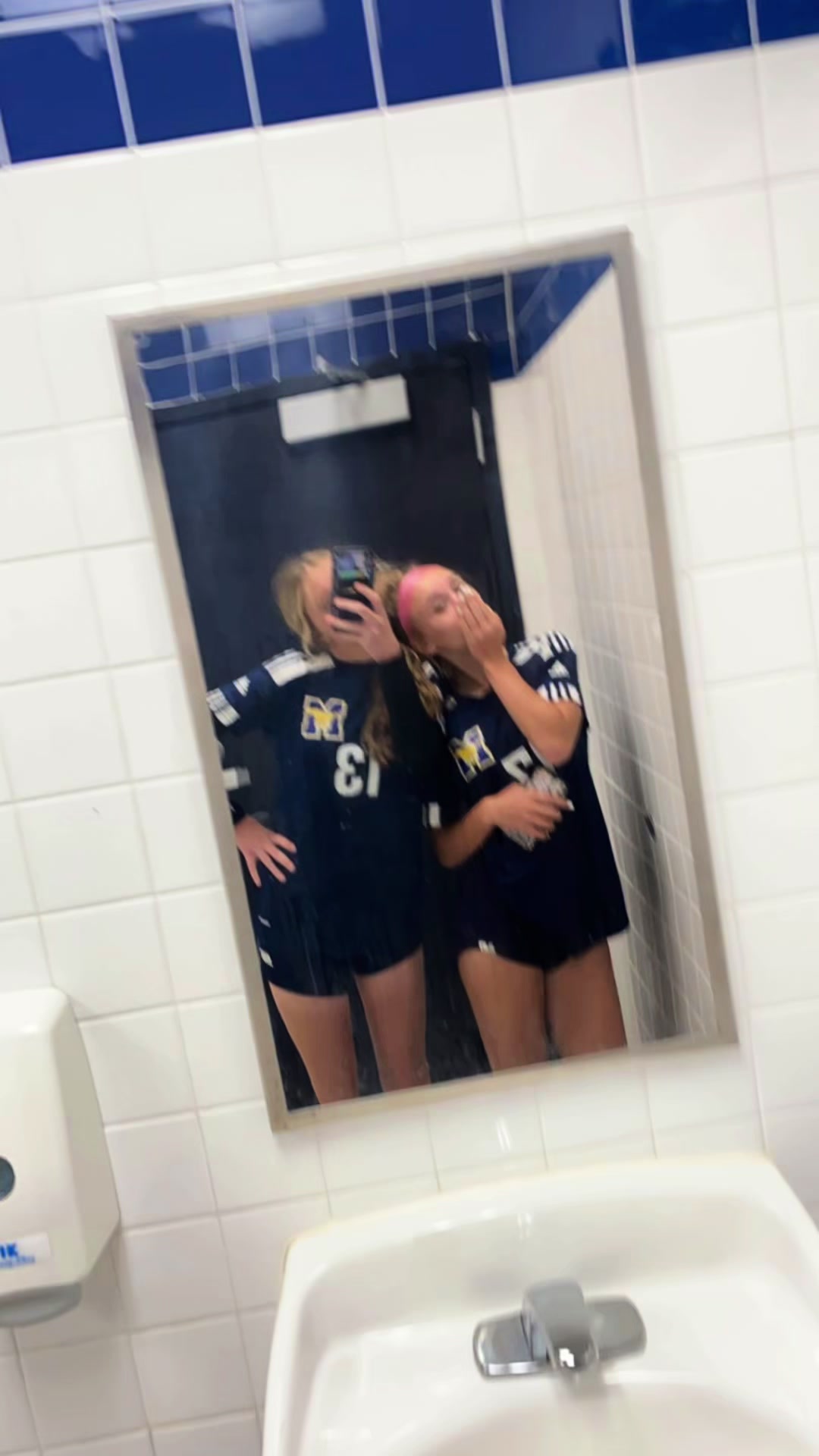 @bellahuttner