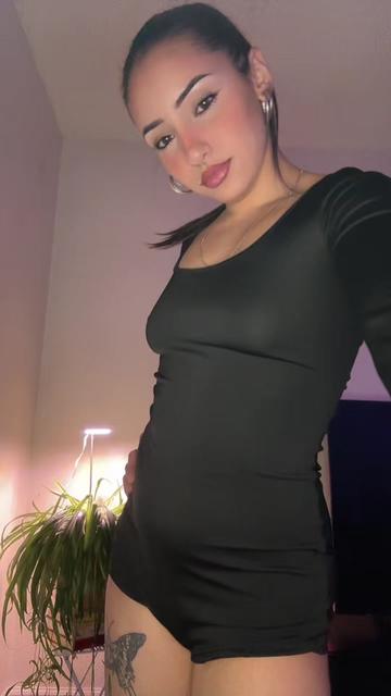 @AlexaFitg
