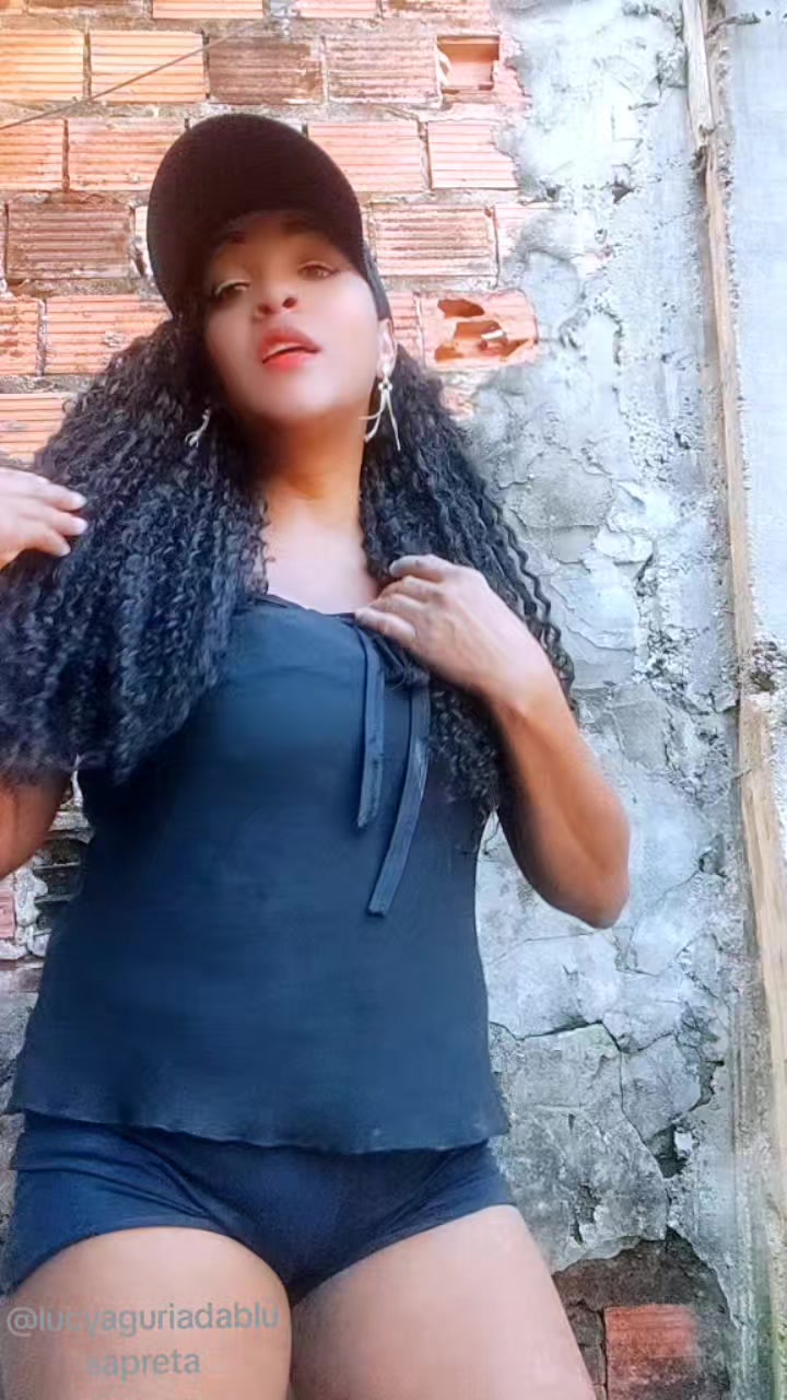 @Lucy a guria da blusa preta
