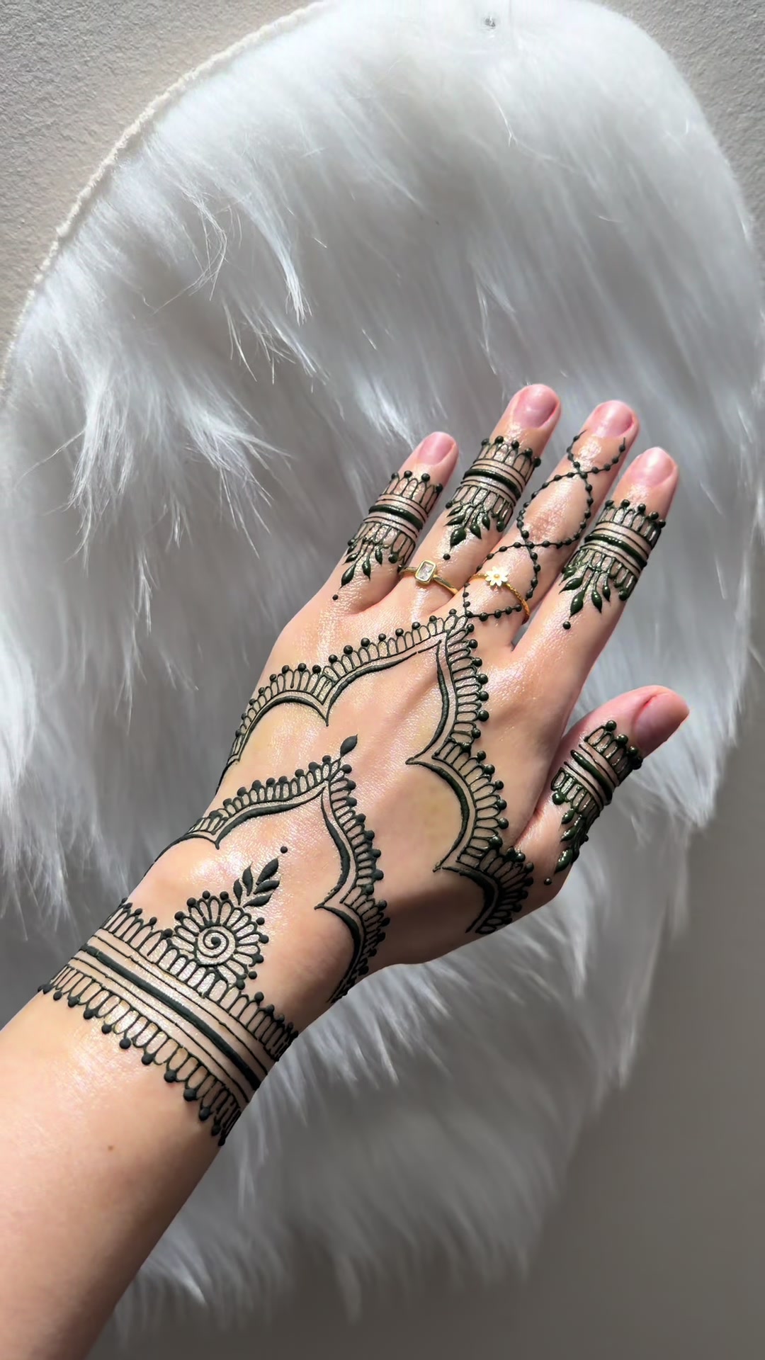 @charmsofmehandi