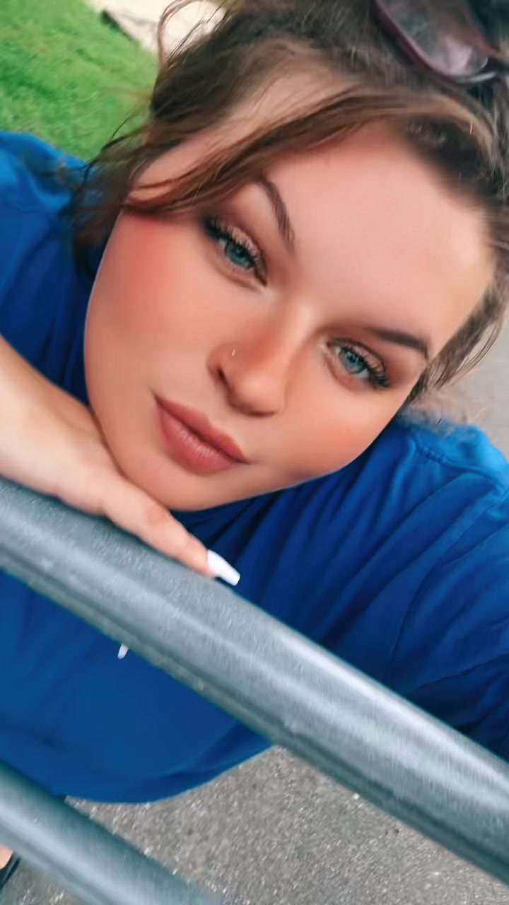 @💦Blue eyes and thick thighs💦