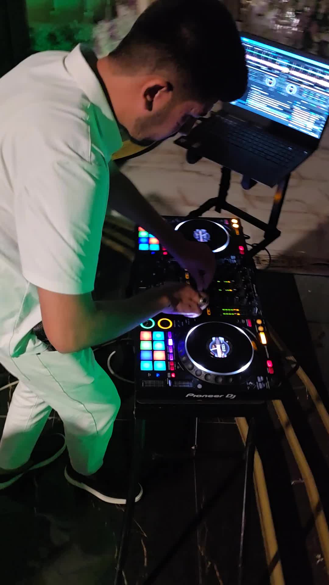 @DJ HeNiX
