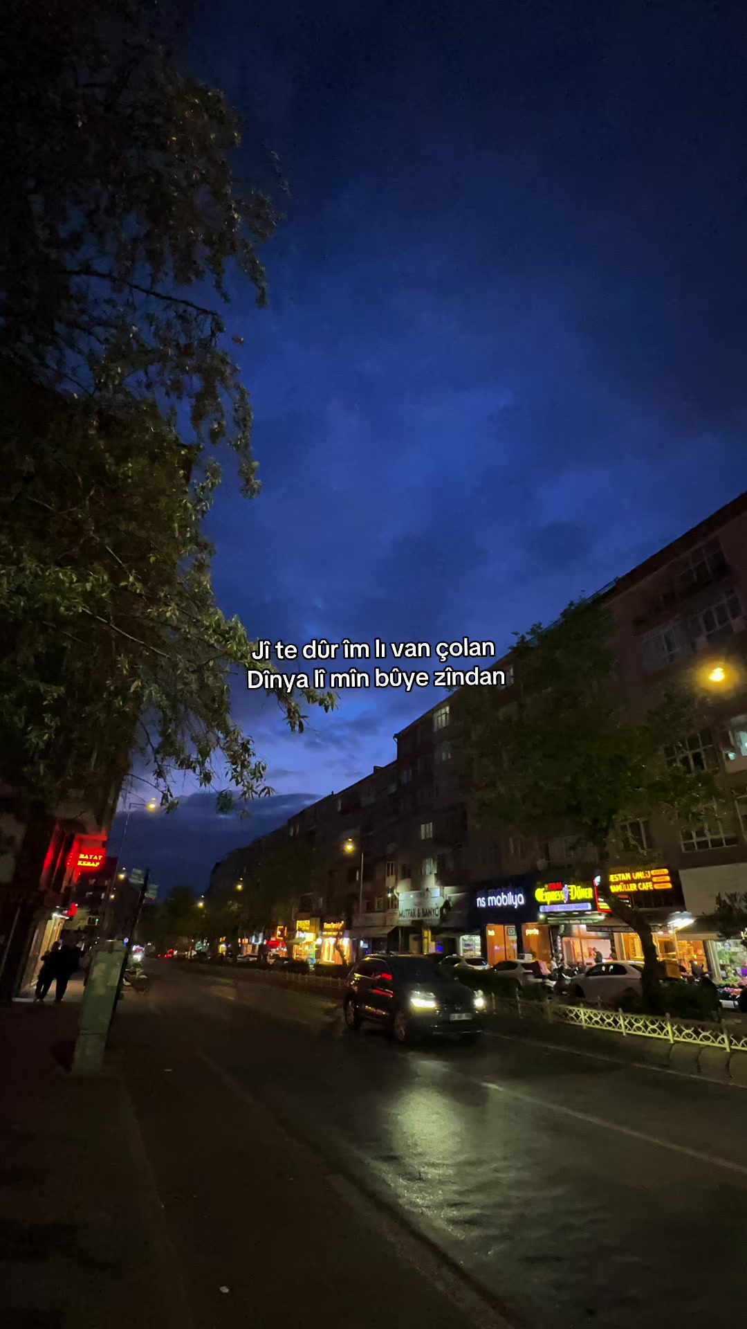 @𝐄.