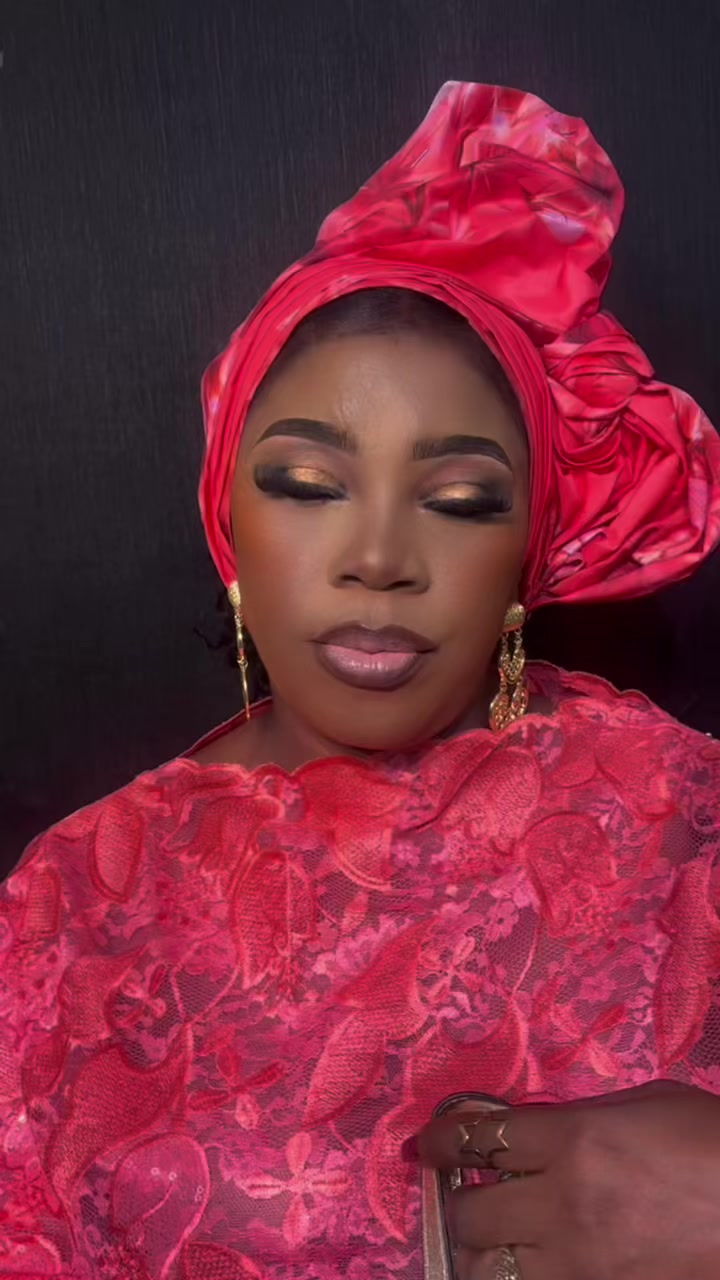 @MAKEUP/HAIRSTYLISTINIBEJULEKKI