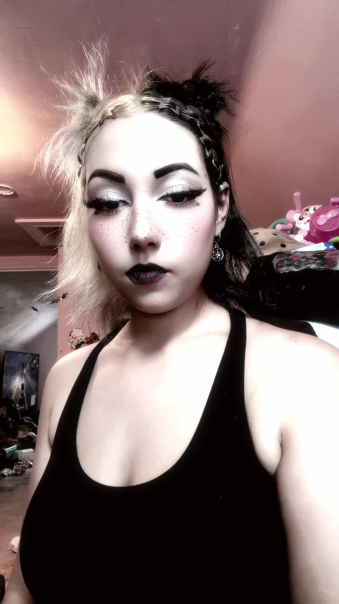 @Goth_latina