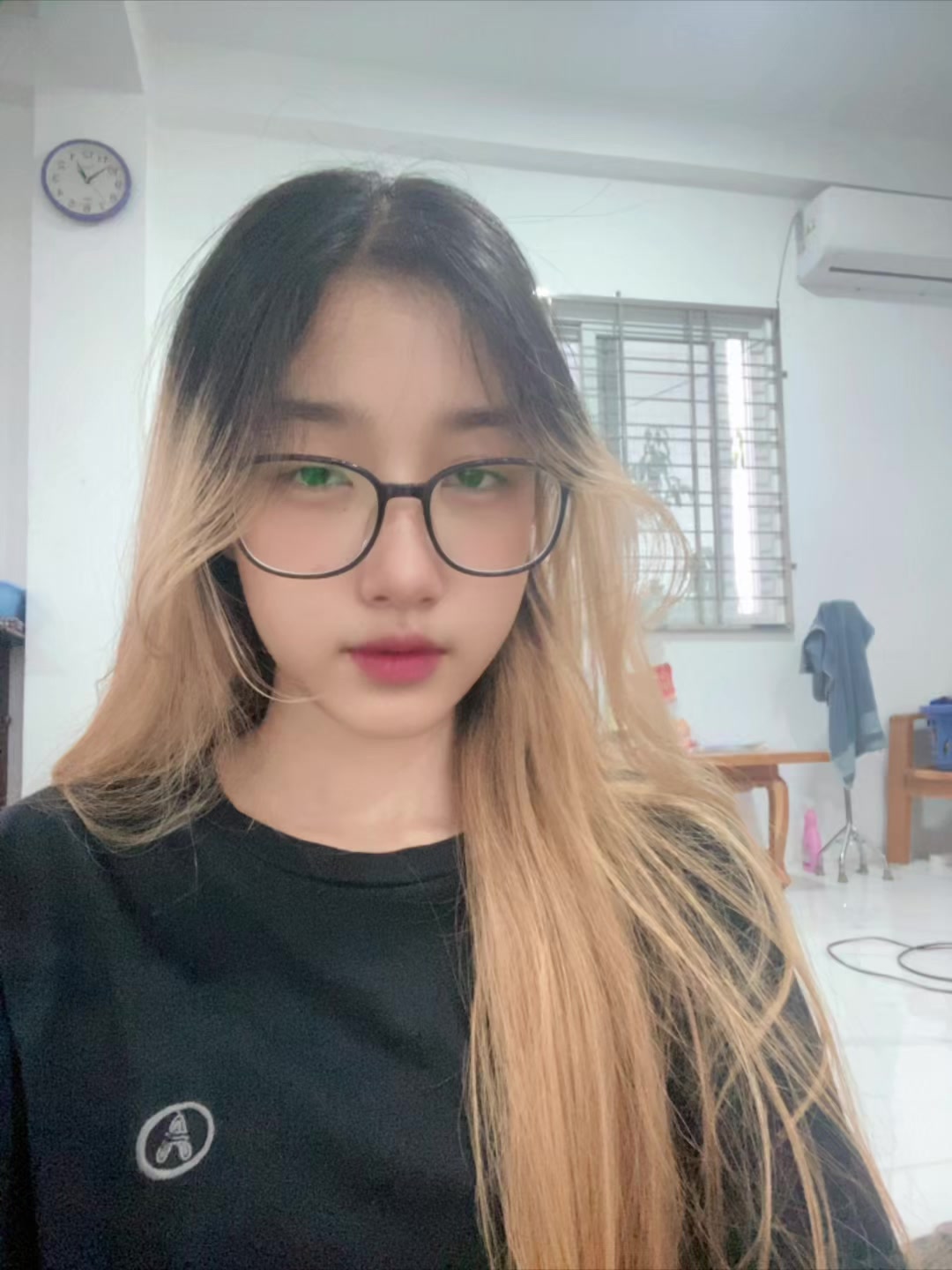 @𝐻𝑒lly