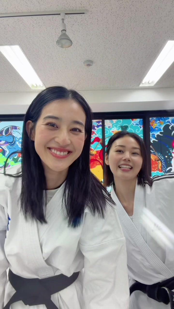 @笑いながら蹴る人(青野楓)