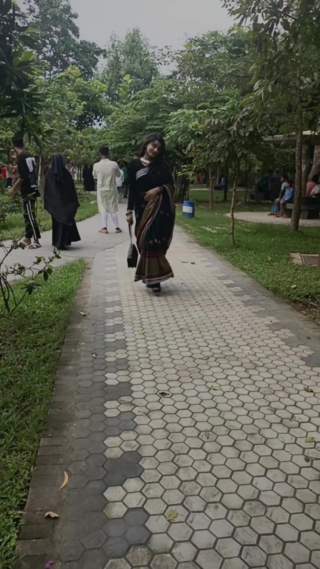 @- রহস্যময়ী