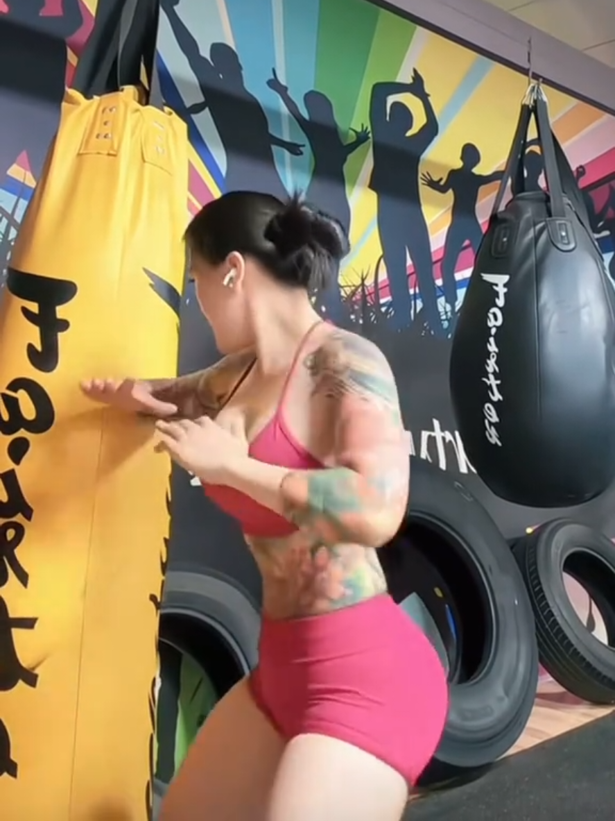 @G&aacute;i Xinh Tập Gym 💪