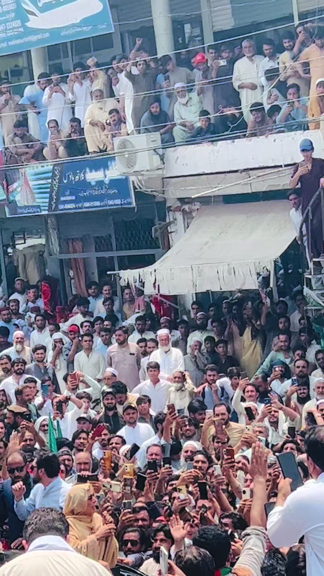 @WAQAS the wolf 😘🤭