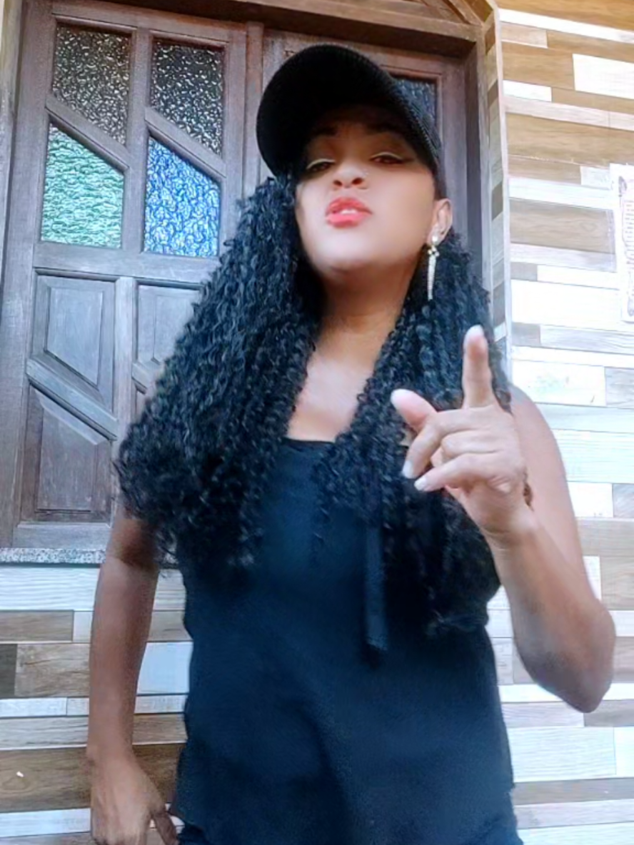 @Lucy a guria da blusa preta