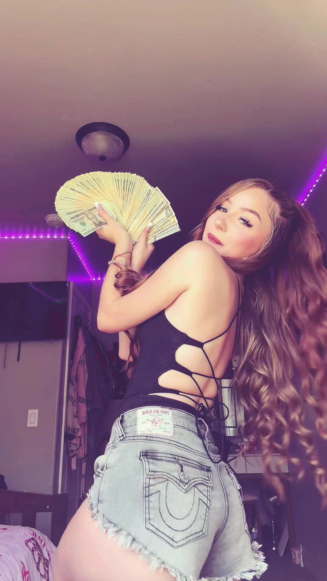 @$>