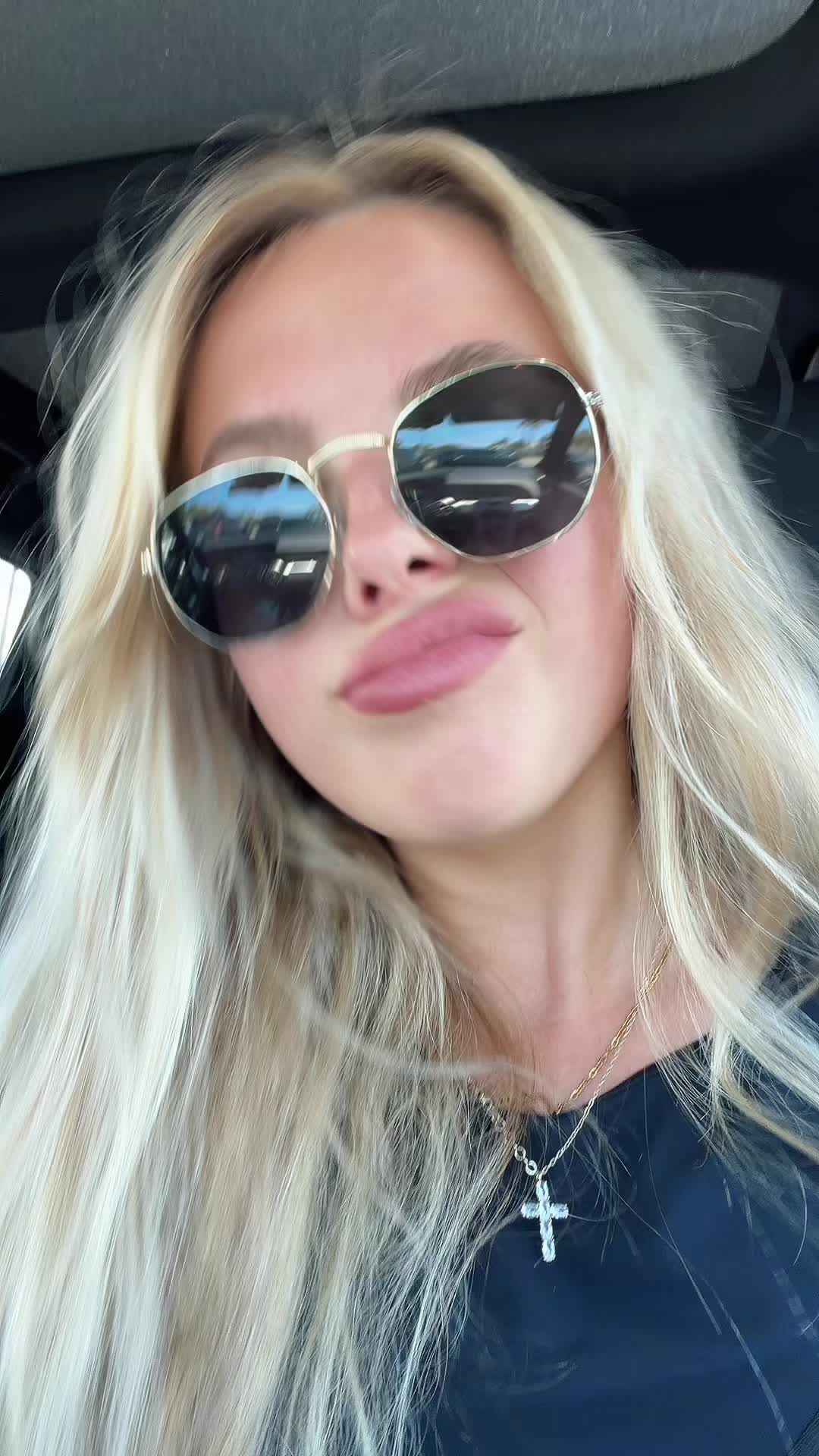 @elliebluegregoria