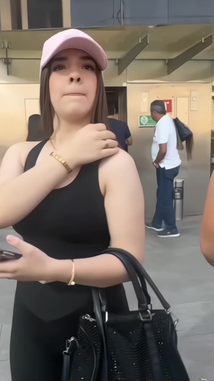 @👩🏼 .