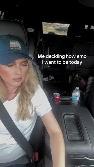 @Michelle 🦇📖🎧🥀