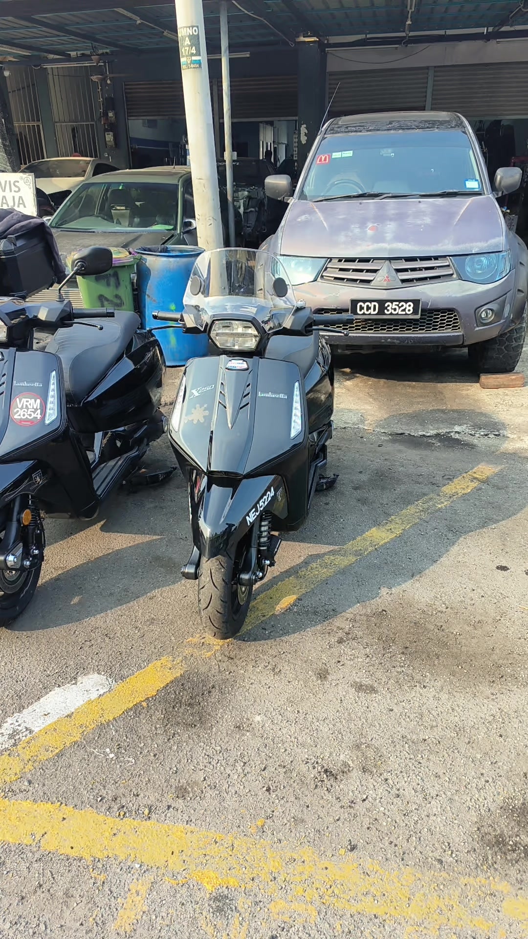 @Bengkel Tangan Kiri