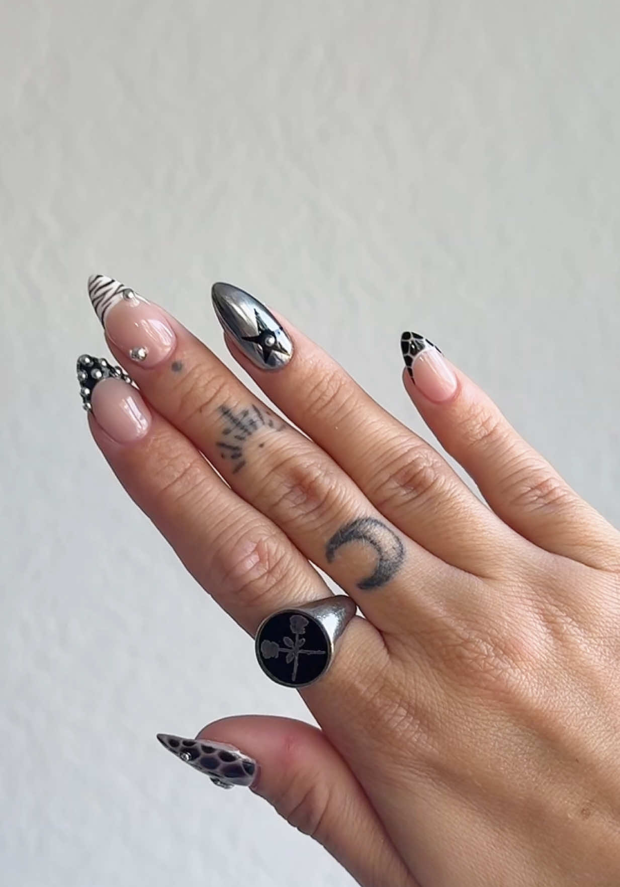 @Tara | Alt Fashion Inspo 🖤⛓️