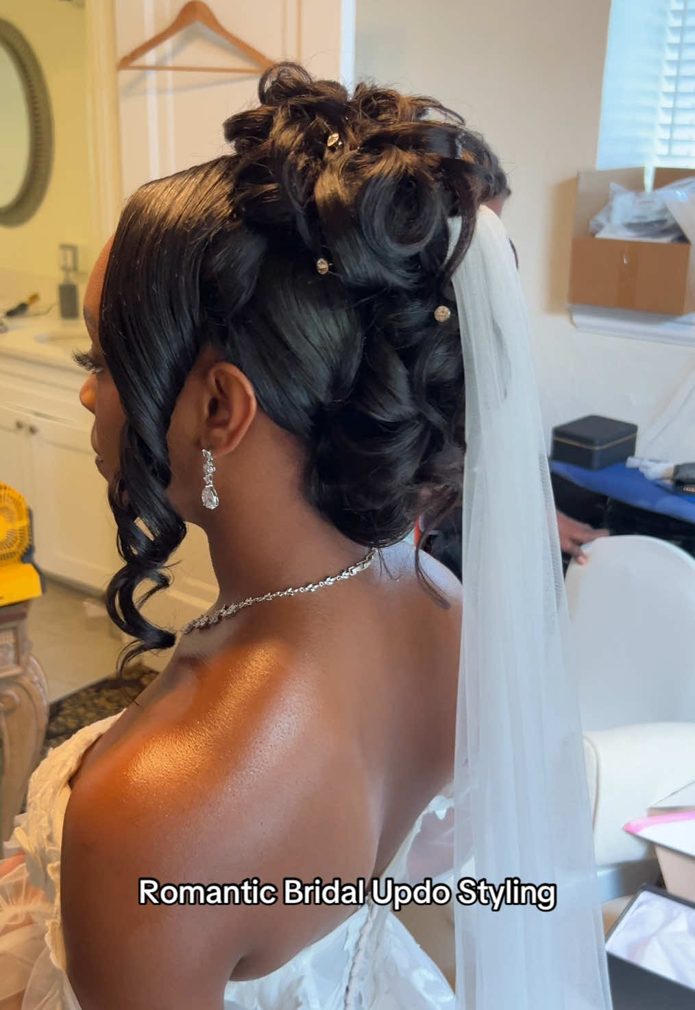 @Traveling Bridal Hairstylist