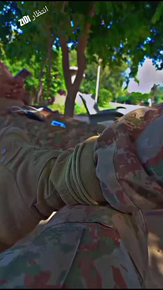 @•