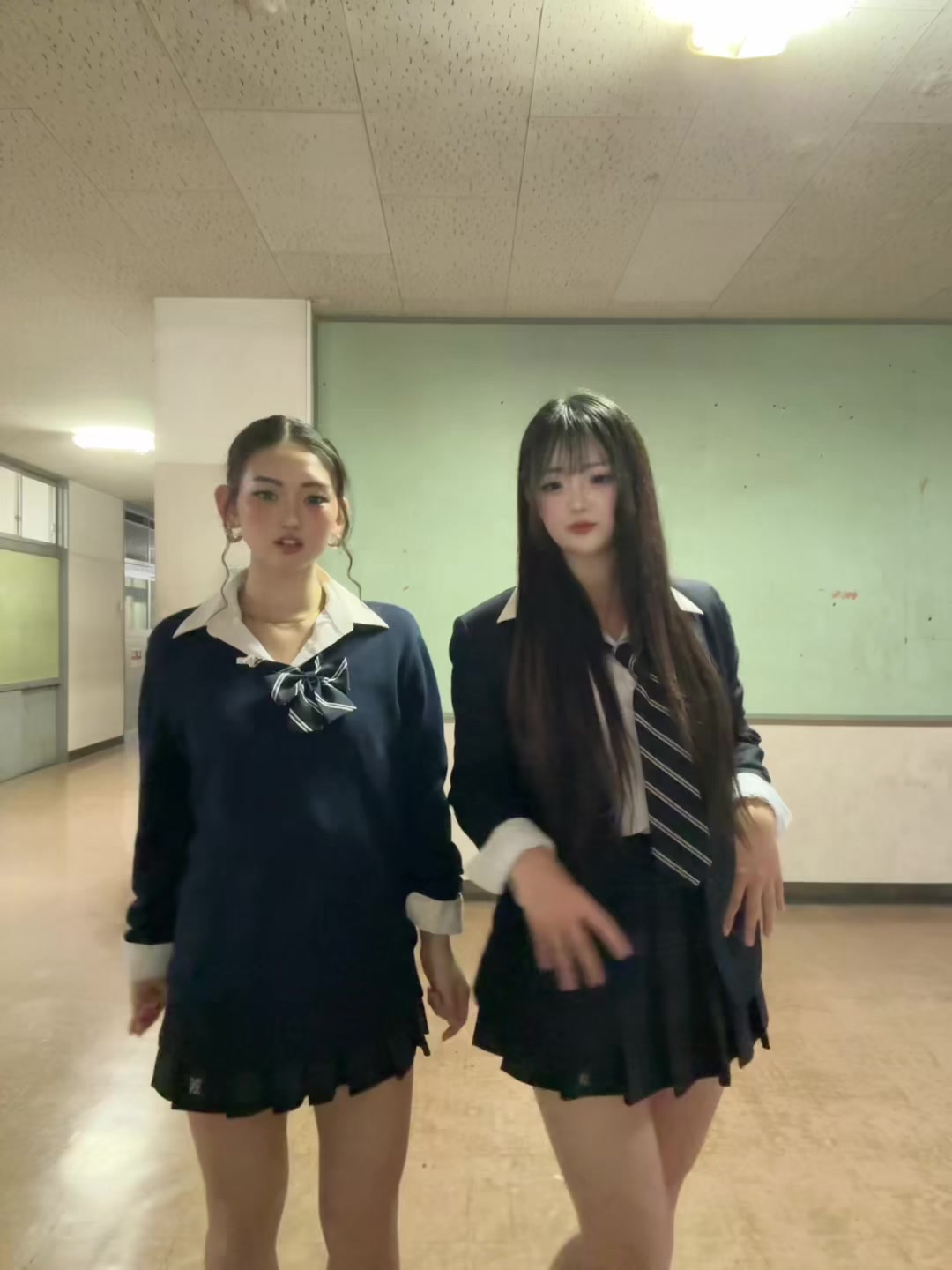 @まな