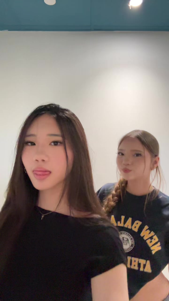 @chloee🦖