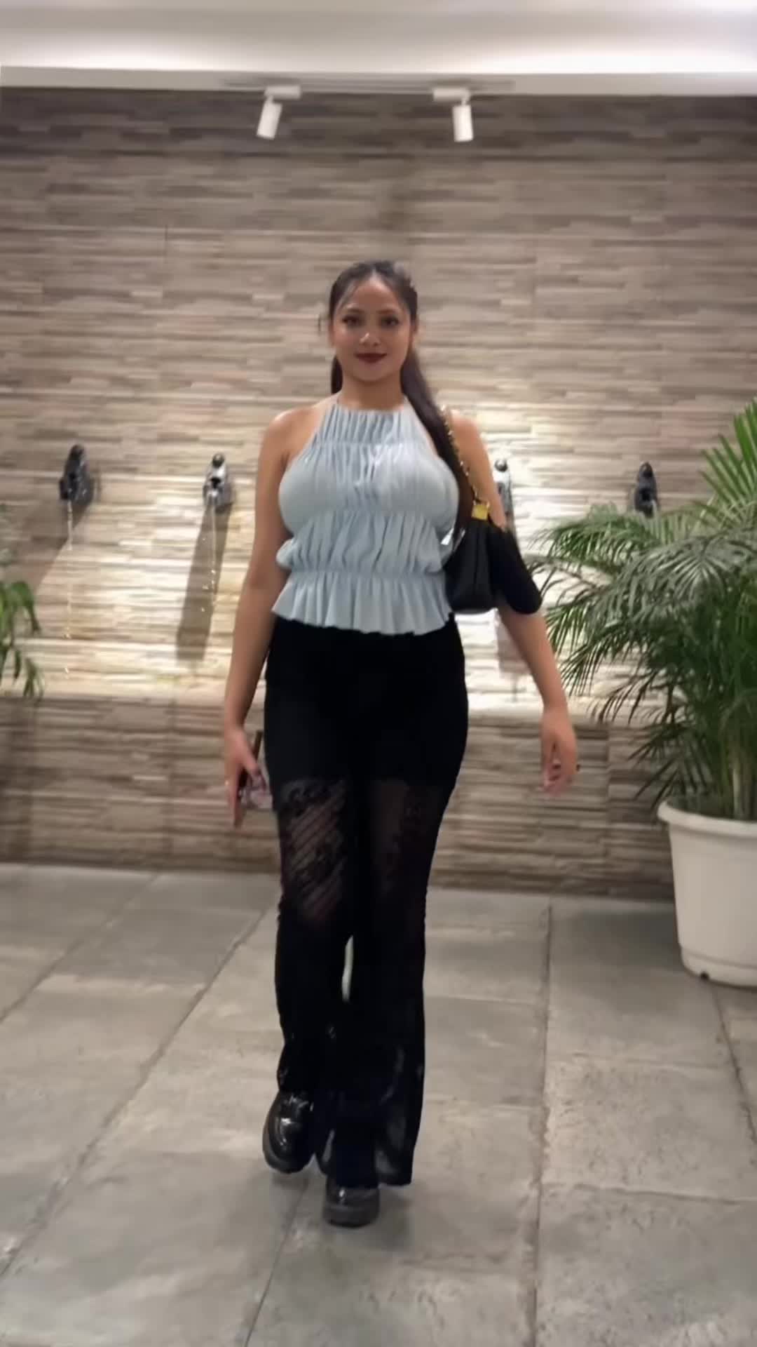 @<D>