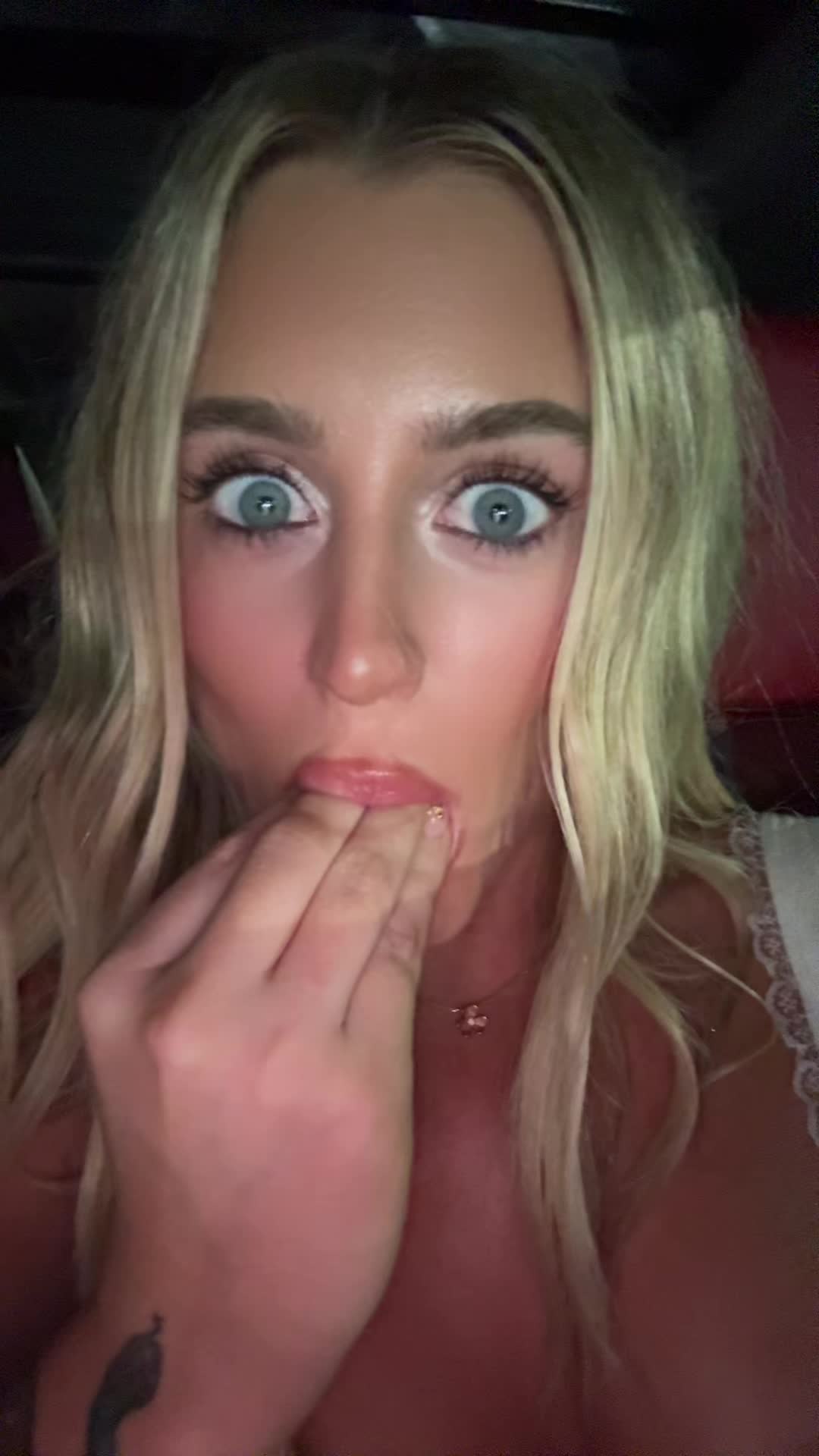 Abby (@abbyy.irl) - Urlebird