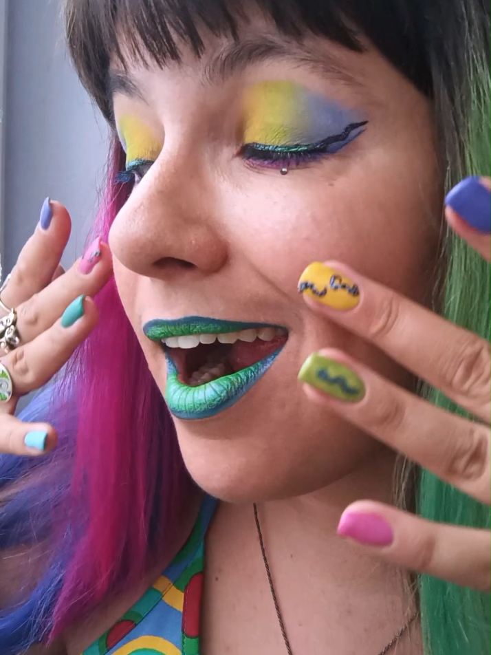 @TheMirrorBeauty lip art 💋🌈💄