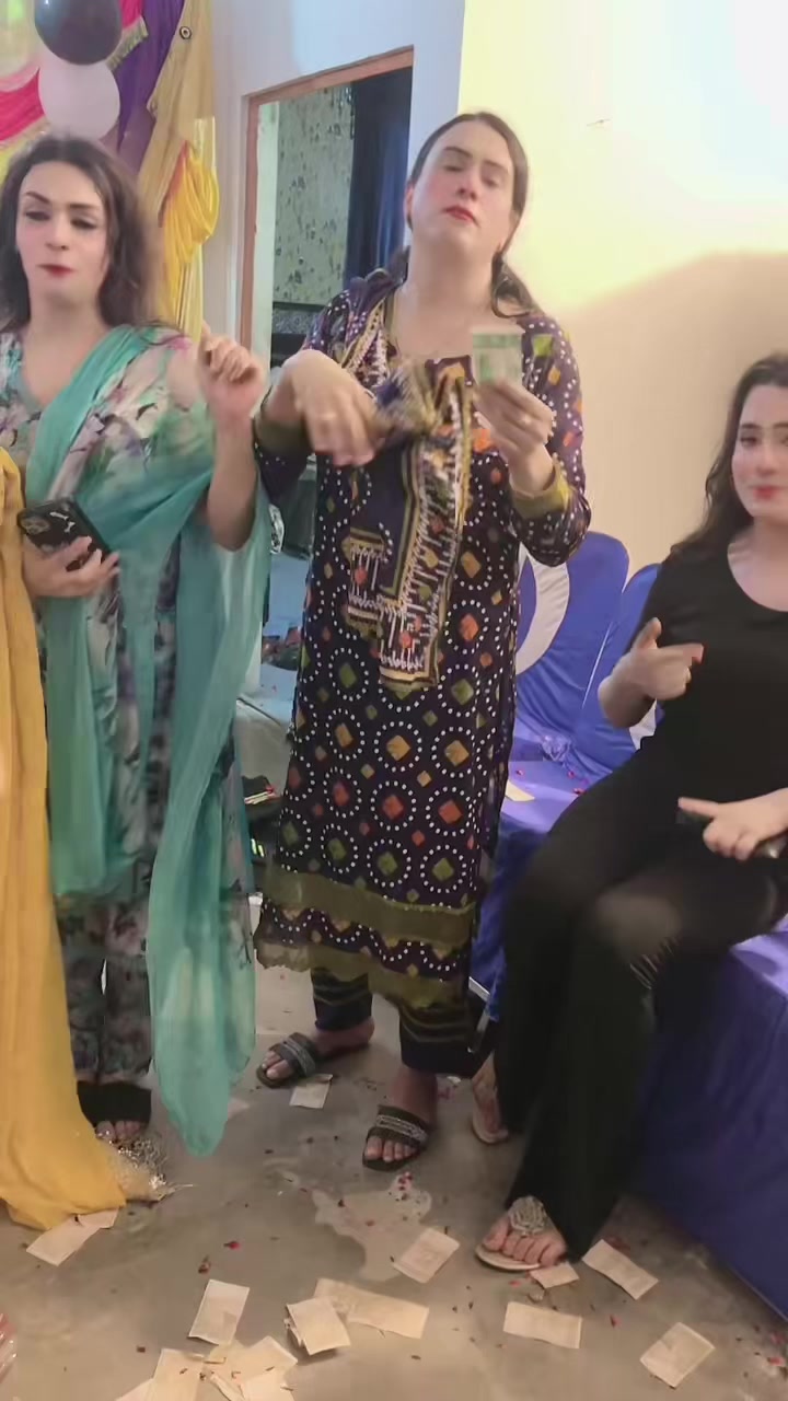 @zoya chand 700
