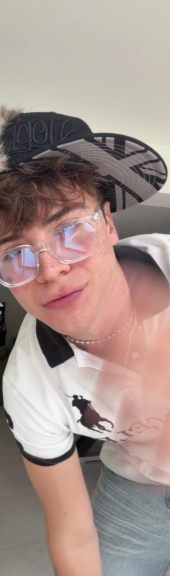 @𝖆𝖕𝖔𝖑𝖔