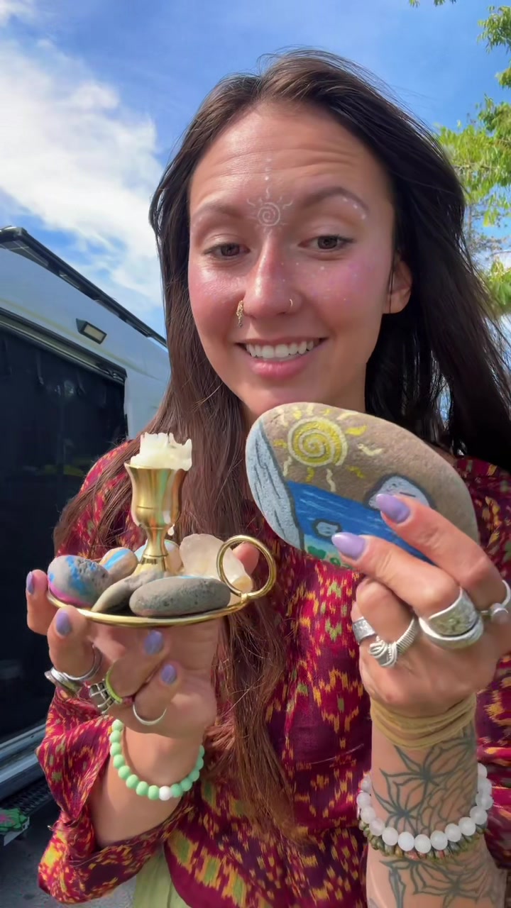 @Bee Bing | Artist | VanLife