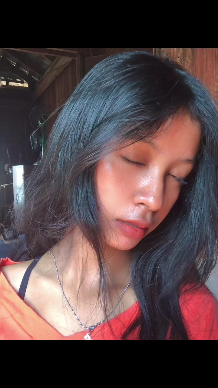 @^>~<^