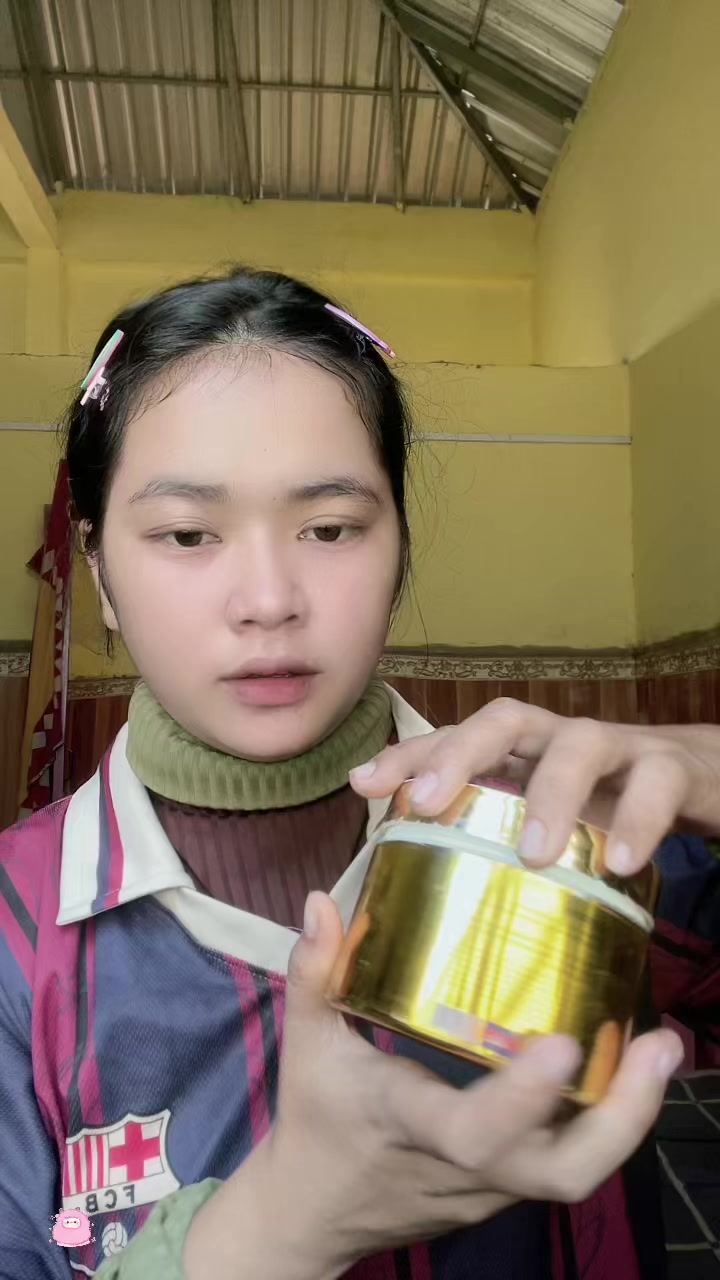 @👩&zwj;🦳🇰🇭👱&zwj;♂️🇻🇳