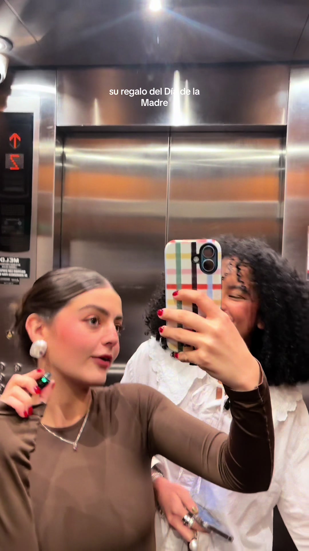 @Ana 👩🏻 y Virginia 👩🏾&zwj;🦱