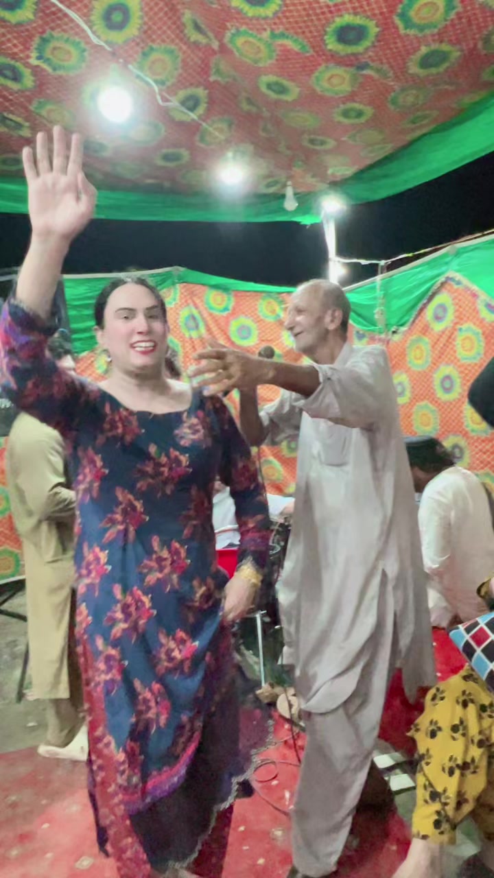 @zoya chand 700