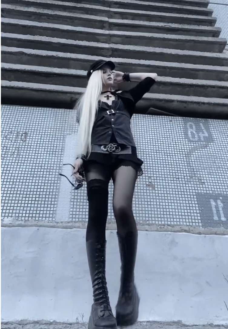 @damnwitchq