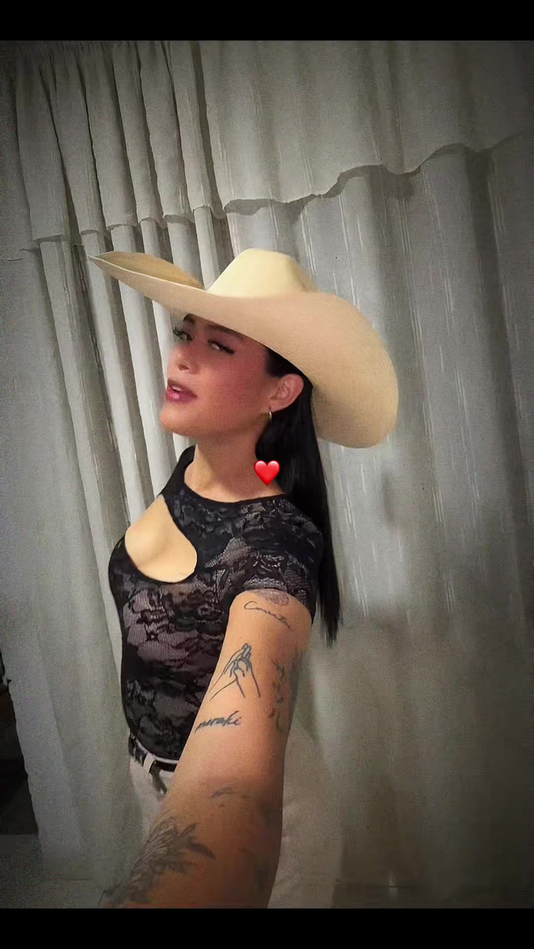 @soyhillary_04