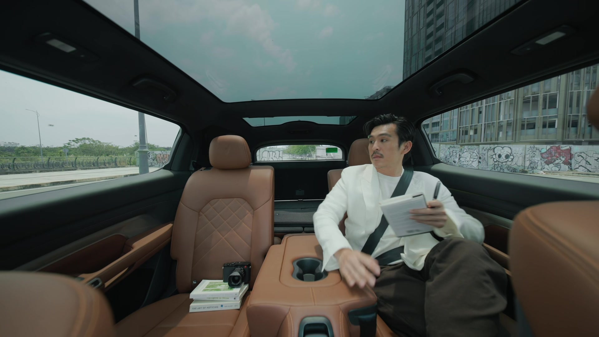 @Sáng đi chụp tối đi show