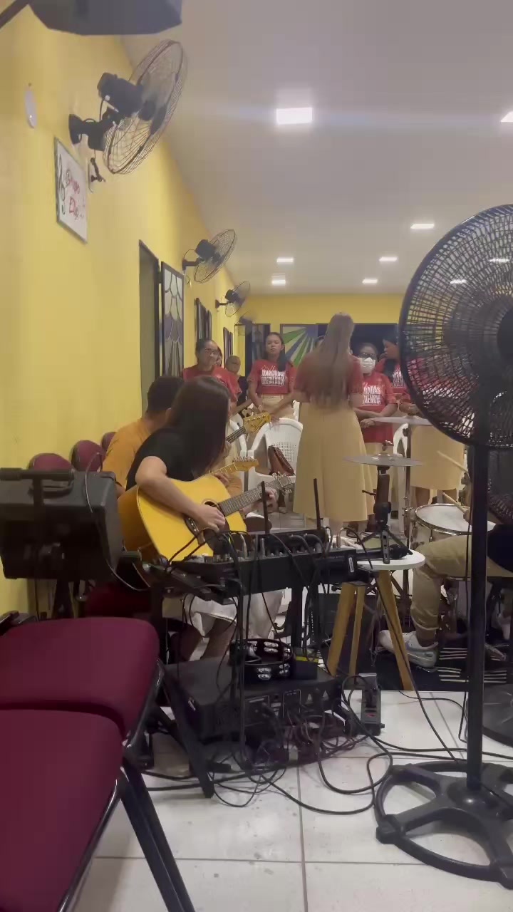 @Tocando Guitarra com Lays